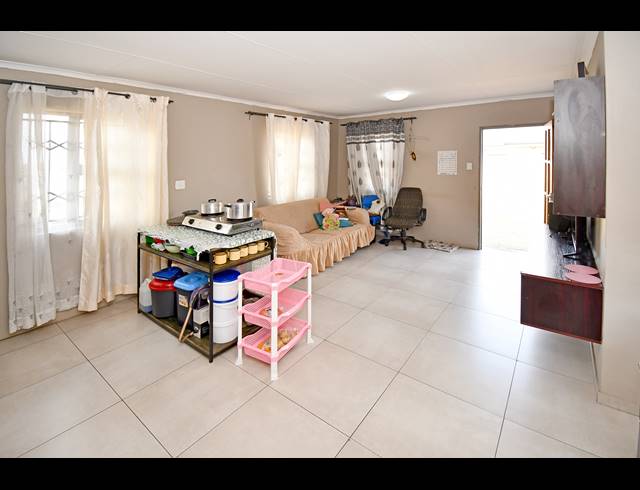 3 BEDROOM HOUSE FOR SALE IN COSMO CITY